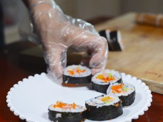 15、鱼籽紫菜包饭,摆盘，可以放些日式酱油作为蘸料，喜欢芥末的也可以加入。