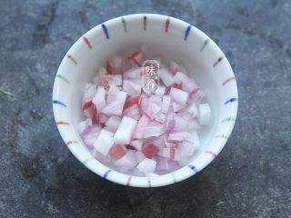 5、椰子海鲜芝士焗饭,把洋葱切碎;