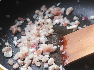 7、椰子海鲜芝士焗饭,锅内放入油,油热后倒入洋葱炒香,闻到香味后倒入瘦肉丁翻炒至变白;