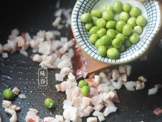 8、椰子海鲜芝士焗饭,青豆用开水煮一分钟捞起,倒入锅内翻炒;