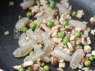10、椰子海鲜芝士焗饭,等香菇变软缩小了后,倒入虾快速翻炒;