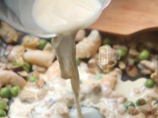 12、椰子海鲜芝士焗饭,倒入半碗牛奶,中小火翻炒均匀;