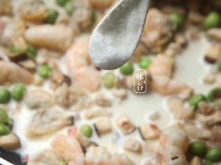 13、椰子海鲜芝士焗饭,放入一小匙盐,继续翻炒几下;