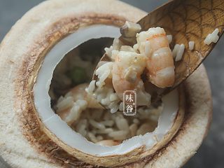 15、椰子海鲜芝士焗饭,把炒好的饭装入椰青内;