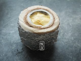 16、椰子海鲜芝士焗饭,椰青裹上锡纸,在上面铺上芝士片,入烤箱,上下火200°20分钟即可。