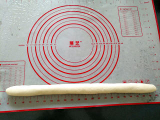 6、金钱包,取出面团排气，搓成长条