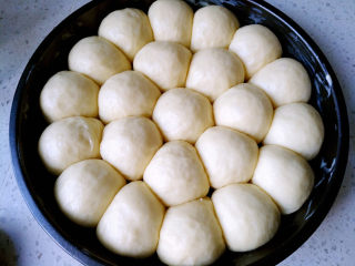 9、金钱包,烤箱二发（烤箱最下层放置盛水的烤盘）至原先的两倍大