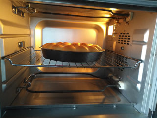 10、金钱包,放入预热好的烤箱中下层上火160度下火150度20分钟