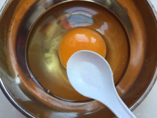 4、鸡肉紫菜包饭,鸡蛋打入碗中，放盐调味，搅散备用