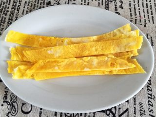 6、鸡肉紫菜包饭,切宽条