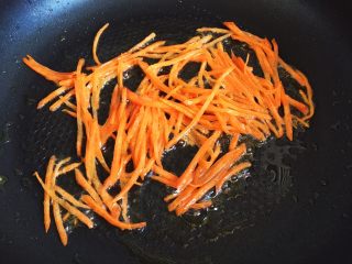 8、鸡肉紫菜包饭,胡萝卜丝用锅炒熟盛出