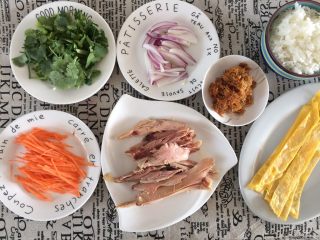9、鸡肉紫菜包饭,准备好包饭的材料