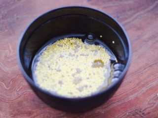 3、铁杆山药花生双米糊,把大米和小米洗净后,浸泡10分钟。