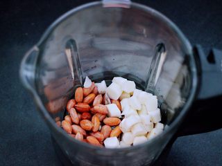 5、铁杆山药花生双米糊,先把浸泡洗净后的花生米和铁杆山药,放入搅拌杯里。