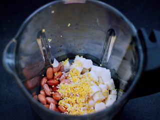 6、铁杆山药花生双米糊,再放入大米和小米。