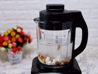 8、铁杆山药花生双米糊,盖上盖子。