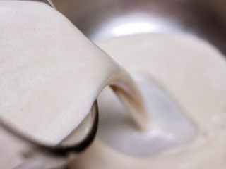 12、铁杆山药花生双米糊,香浓顺滑细腻,倒入一个大一点的容器里,放凉就可以享用了。