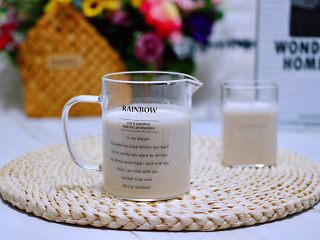 13、铁杆山药花生双米糊,放凉的糊糊,倒入自己喜欢的杯子里就可以了。