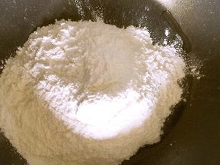 2、韩式醋辣酱,糯米粉倒入不粘锅里