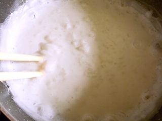 4、韩式醋辣酱,小火慢慢煮，要不停的搅拌直至煮至粘稠关火