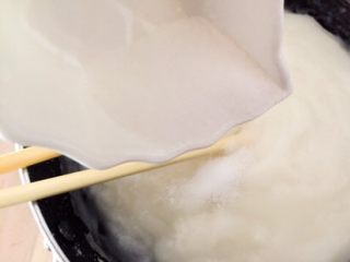 5、韩式醋辣酱,倒入盐