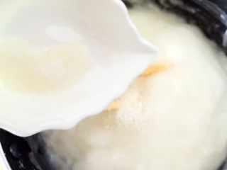 7、韩式醋辣酱,倒入白糖及白酒