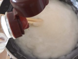 8、韩式醋辣酱,倒入糖浆