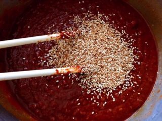 16、韩式醋辣酱,倒入白芝麻