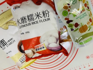 1、南瓜汤圆,准备糯米粉、南瓜粉