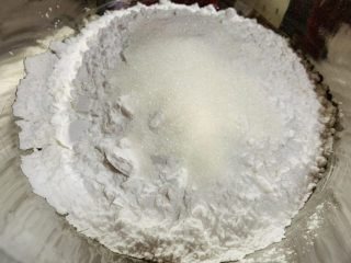 4、南瓜汤圆,将糯米粉和白糖倒入大碗中，混合