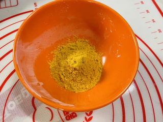 5、南瓜汤圆,取10克南瓜粉，如果没有南瓜粉，直接把南瓜蒸软，调进去也可以的