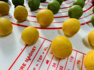 7、南瓜汤圆,再把南瓜糯米粉团分成小团子，搓圆