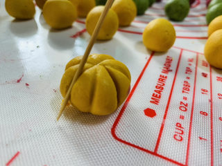 8、南瓜汤圆,用牙签，轻轻压出8条南瓜瓣