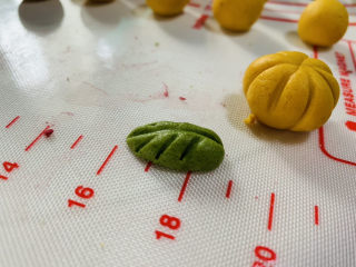 9、南瓜汤圆,抹茶粉加些糯米粉调绿色团子，用牙签，压成叶子形状