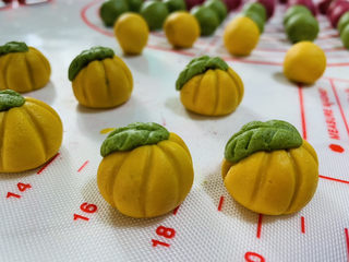 11、南瓜汤圆,南瓜形状的汤圆就做成了