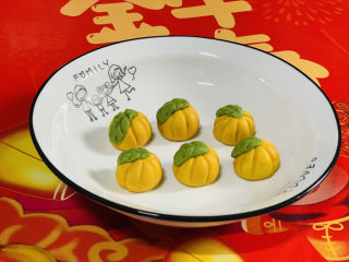 12、南瓜汤圆,在搓汤圆的时候，锅里就可以烧水了，水加冰糖，大火煮开