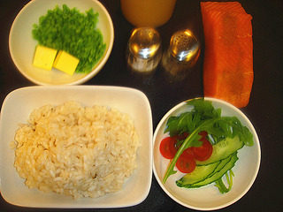 7、香煎帝王鲑配味曾,整理一下台面后，会有意大利调味饭1份，青豆泥1份，三文鱼1份用盐和胡椒腌制，装饰生菜和蕃茄片各5g