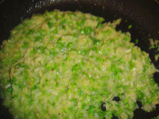 9、香煎帝王鲑配味曾,将调味饭和青豆混合，再加30g水，不停搅拌1.5分钟。盐胡椒各2g调味，最后放黄油即成