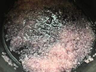 8、道明寺樱饼,然后搅匀，泡。正宗的日式做法就是泡。其实比较麻烦。但是就是这样做。嗯！