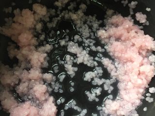 10、道明寺樱饼,拌匀。