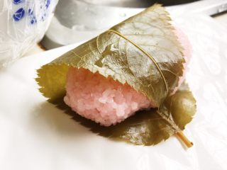 14、道明寺樱饼,像包汤圆那样子把红豆沙包进去！再把樱叶用厨房纸巾吸干，包好。早上来不及了，不然我一定剖开来给你们看粉色少女心樱饼里的少女心豆沙。。。