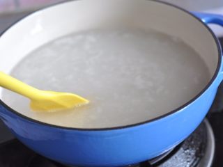 2、日式鸡肉饭,锅里加入等量的水，大火烧开，时间长了要用硅胶铲搅拌一下底部，防止米粒巴在锅底。