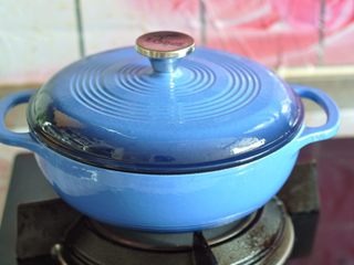 4、日式鸡肉饭,盖上盖子，小火煮10分钟，关火焖10-20分钟。