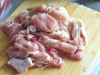 5、日式鸡肉饭,鸡腿肉去骨切块。