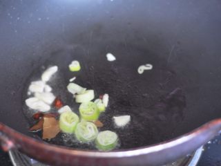 7、日式鸡肉饭,炒锅里倒入油，放入香叶、葱、姜、蒜爆香。