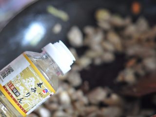 9、日式鸡肉饭,加入味淋、生抽。