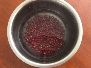 1、宝斗糕,红豆洗净泡清水一天时间。