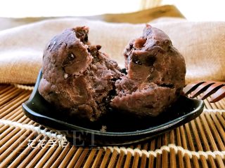 6、宝斗糕,炒好的豆沙用保鲜袋装好备用。