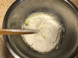 7、宝斗糕,煮豆的时候大家可以制作馅料：鸡蛋、油、面粉混合均匀。