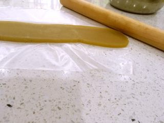 7、一口莲蓉酥,用擀面杖擀开